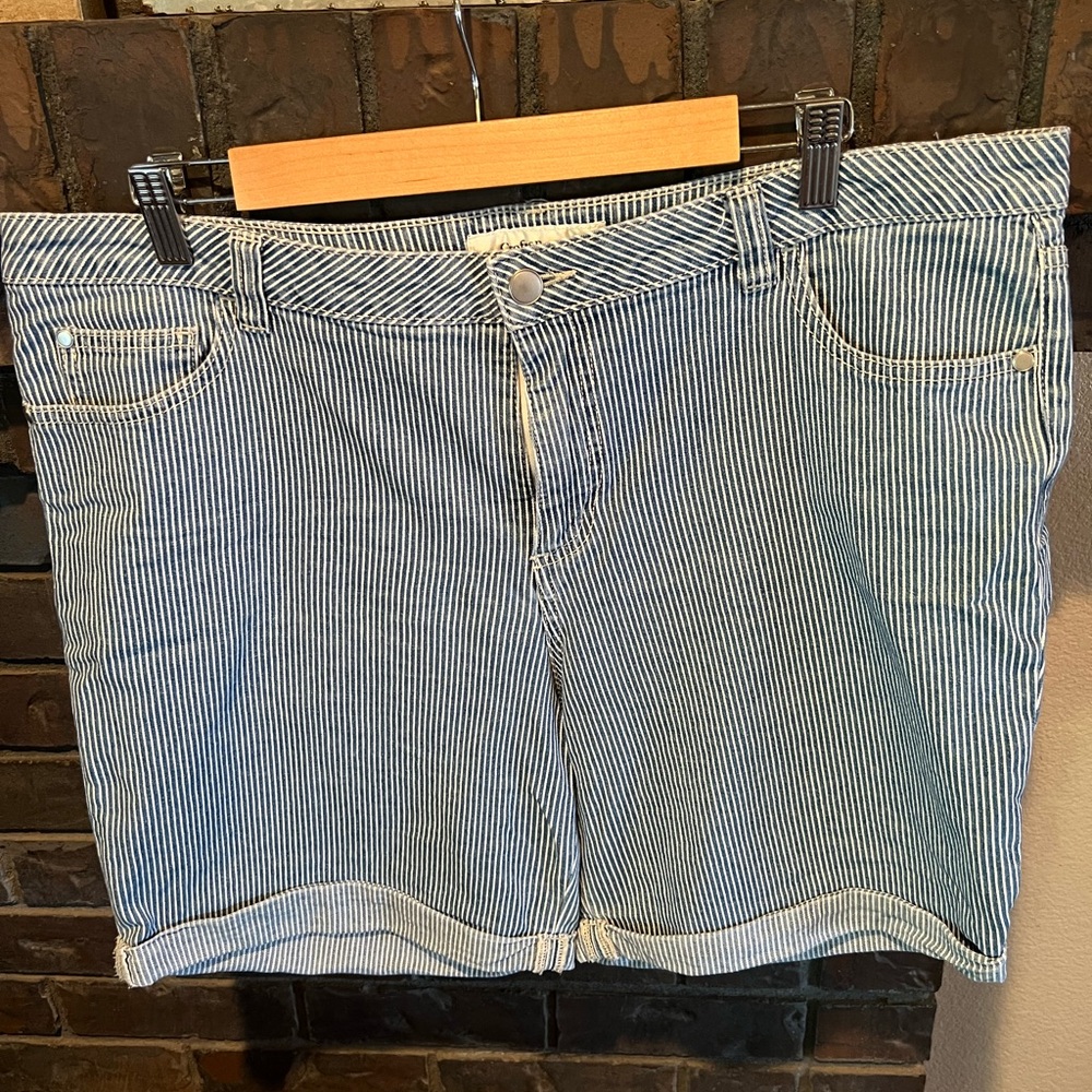 Croft & Barrow Womes Striped Shorts